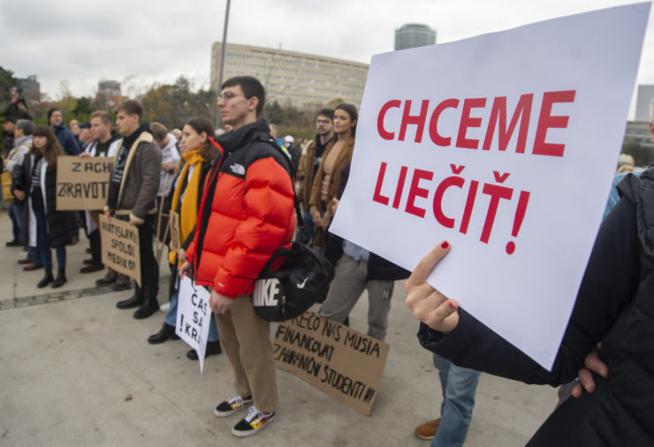 Snímka z protestného zhromaždenia Lekárskeho odborového združenia (LOZ) - Zachráňme zdravotníctvo na Námestí Slobody v Bratislave 17. novembra 2022.