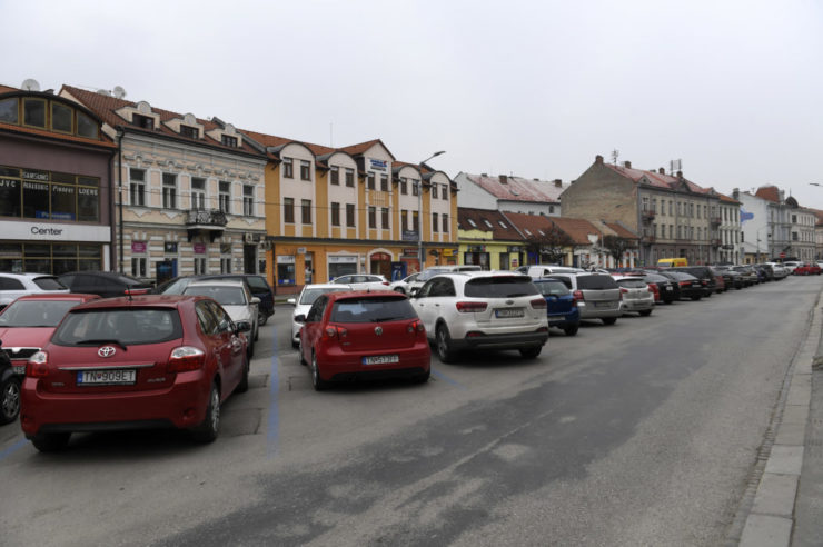 Na ilustračnej snímke parkovisko v Trenčíne.