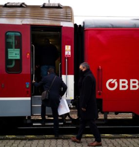 Na ilustračnej snímke osobný vlak rakúskeho dopravcu Österreichische Bundesbahnen (ÖBB).