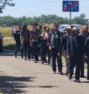 Na archívnej snímke nelegálni migranti na území SR.