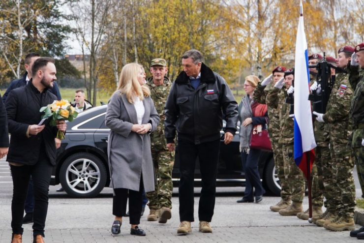 Zuzana Čaputová v Lešti so slovinským prezidentom medzi tamojšími vojakmi.