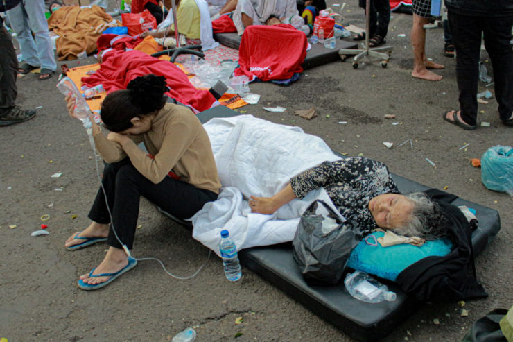 Zranené osoby ošetrujú pred miestnou nemocnicou po zemetrasení v indonézskom meste Cianjur v pondelok 21. novembra 2022.