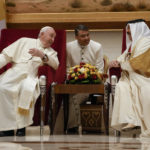 Pápež František a bahrajnský kráľ Hamad ibn Ísá al-Chalífa sa rozprávajú 3. novembra 2022 v Sachíre.