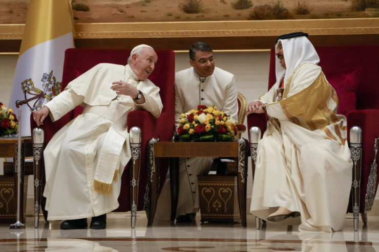 Pápež František a bahrajnský kráľ Hamad ibn Ísá al-Chalífa sa rozprávajú 3. novembra 2022 v Sachíre.