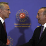 Generálny tajomník NATO Jens Stoltenberg (vľavo) a turecký minister zahraničných vecí Mevlüt Čavušoglu