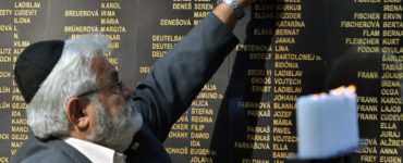 Na archívnej snímke múr židovského cintorína vo Zvolene, kde pribudli pamätné tabule so sedemdesiatimi menami obyvateľov mesta, ktorí patrili k vyše siedmim stovkám zavraždených počas druhej svetovej vojny.