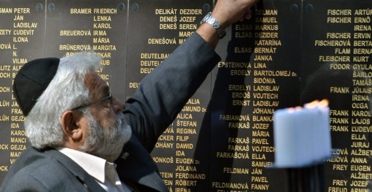 Na archívnej snímke múr židovského cintorína vo Zvolene, kde pribudli pamätné tabule so sedemdesiatimi menami obyvateľov mesta, ktorí patrili k vyše siedmim stovkám zavraždených počas druhej svetovej vojny.