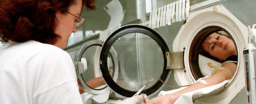 Na archívnej snímke odber krvi na oddelení klinickej transfúzii Roosveltovej nemocnice v Banskej Bystrici poslucháčke UMB.