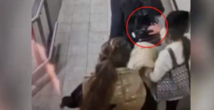 Na snímke z videa zlodejka počas krádeže.