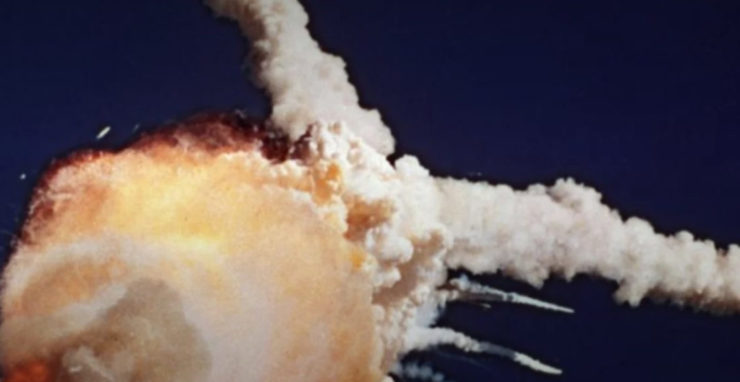 Na archívnej snímke z roku 1986 explózia raketoplánu Challenger 73 sekúnd po štarte.