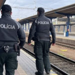 Príslušníci polície na železničnej stanici, ilustračná snímka.