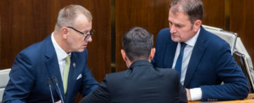 Zľava predseda NRSR Boris Kollár (Sme rodina), premiér Eduard Heger (OĽaNO) a podpredseda vlády a minister financií SR Igor Matovič (OĽaNO).
