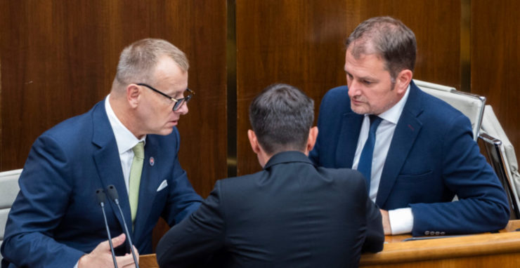 Zľava predseda NRSR Boris Kollár (Sme rodina), premiér Eduard Heger (OĽaNO) a podpredseda vlády a minister financií SR Igor Matovič (OĽaNO).