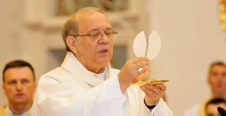 Trnavský arcibiskup Ján Orosch počas omše svätenia olejov 2. apríla 2015.