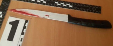 Kuchynský nôž, ktorým vrah svoju obeť dobodal na smrť.