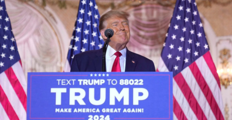 Donald Trump sa usmieva po tom, čo oficiálne oznámil, že v roku 2024 sa bude opäť uchádzať o úrad prezidenta USA.