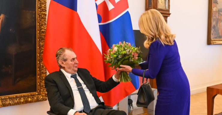 Prezident Miloš Zeman víta na Pražskom hrade Zuzanu Čaputovú.