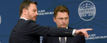 Zľava premiér Eduard Heger a šéf LOZ Peter Visolajský počas tlačovky po skončení rokovania vlády so zástupcami lekárskych odborov 26. 11. 2022 v Bratislave.