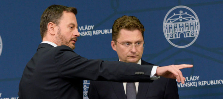 Zľava premiér Eduard Heger a šéf LOZ Peter Visolajský počas tlačovky po skončení rokovania vlády so zástupcami lekárskych odborov 26. 11. 2022 v Bratislave.