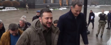 Na snímke z videa zľava Volodymyr Zelenskyj a Alexander De Croo.