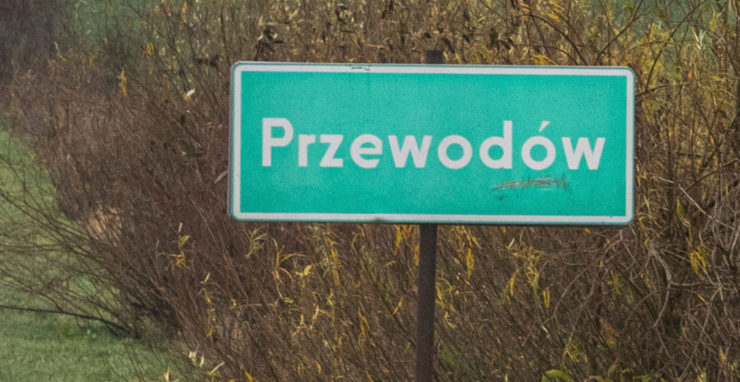 Tabuľa označujúca poľskú obec Przewodów, ktorú zasiahla raketa vystrelená Kyjevom.