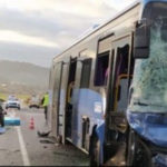 Autobus a v pozadí osobné autopo kolízii, ktorá si vyžiadala jednu obeť.