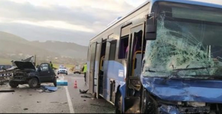 Autobus a v pozadí osobné autopo kolízii, ktorá si vyžiadala jednu obeť.