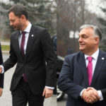 Na dvojsnímke Eduard Heger víta Orbána na stretnutí lídrov V4 v Košiciach.