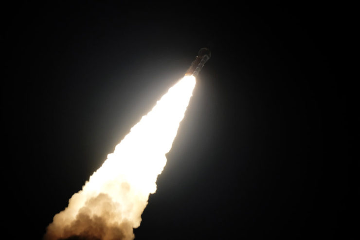Štart superťažkej rakety Space Launch System (SLS) s modulom Orion bez ľudskej posádky z Kennedyho vesmírneho strediska v americkom štáte Florida v stredu 16. novembra 2022.