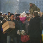 Ľudia prijímajú humanitárnu pomoc v ukrajinskom Chersone 15. novembra 2022.