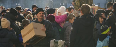 Ľudia prijímajú humanitárnu pomoc v ukrajinskom Chersone 15. novembra 2022.