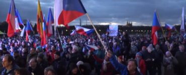Videosnímka zachytáva účastníkov protestu v Prahe na Letnej.