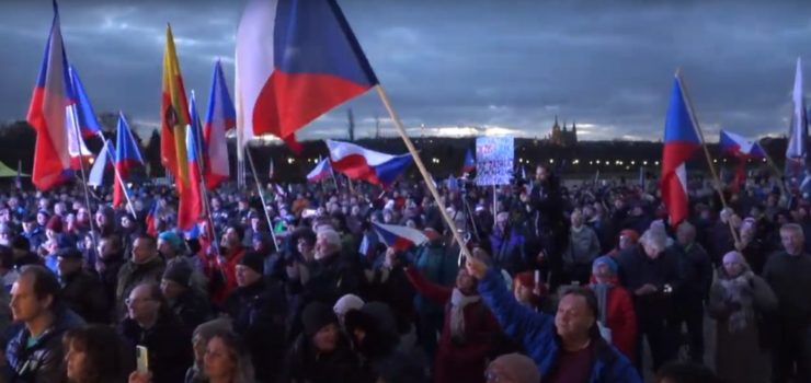 Videosnímka zachytáva účastníkov protestu v Prahe na Letnej.