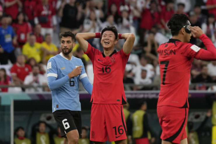 Juhokórejský futbalista 2022 Hwang I-čo (uprostred) reaguje po gólovej šanci počas zápasu