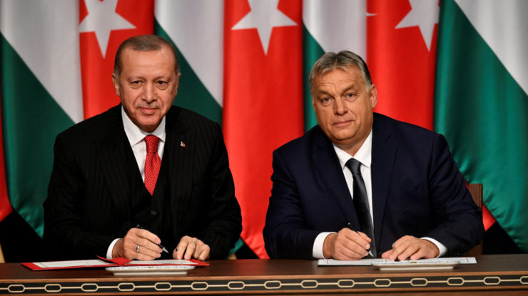 Turecký prezident Recep Tayyip Erdogan a maďarský premiér Viktor Orbán