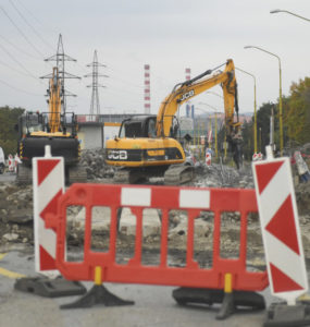 Práce na búraní mosta ponad Myslavský potok a prípravy na výstavbu nového premostenia na rekonštruovanej Slaneckej ceste v Košiciach 11. októbra 2022.