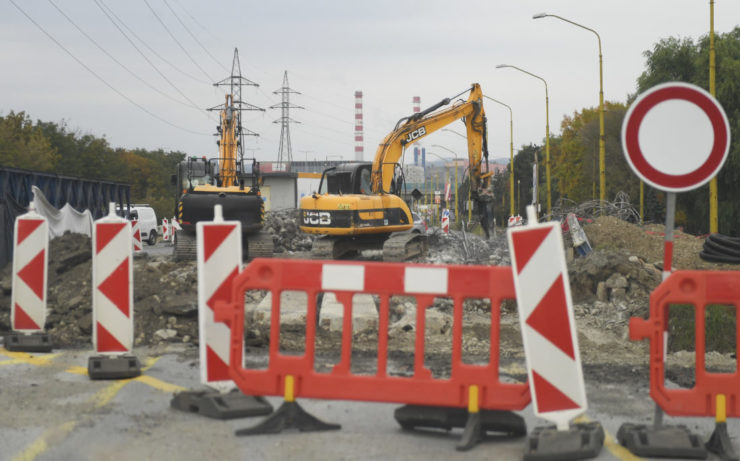 Práce na búraní mosta ponad Myslavský potok a prípravy na výstavbu nového premostenia na rekonštruovanej Slaneckej ceste v Košiciach 11. októbra 2022.