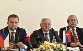 Marian Jurečka, český minister na kombosnímke s Ľubomírom Jahnátkom a Sándorom Fazekasom