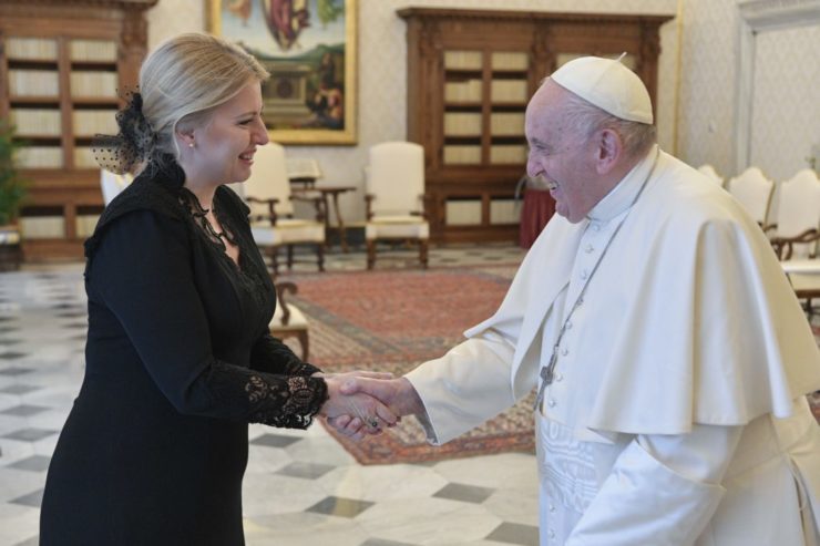 Prezidentka SR Zuzana Čaputová (vľavo) počas osobnej audiencie s pápežom Františkom vo Vatikáne.