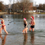 Otužilci sa kúpali v jazere Veľký Draždiak na Štedrý deň v sobotu 24. decembra 2022 v Bratislave.
