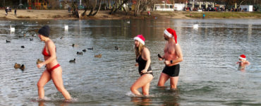Otužilci sa kúpali v jazere Veľký Draždiak na Štedrý deň v sobotu 24. decembra 2022 v Bratislave.
