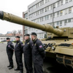Tank Leopard 2A4 pred budovou ministerstva obrany SR v Bratislave 19. decembra 2022.