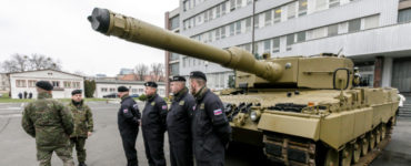 Tank Leopard 2A4 pred budovou ministerstva obrany SR v Bratislave 19. decembra 2022.