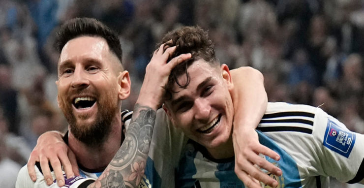 Vpravo argentínsky útočník Julián Álvarez a vľavo jeho spoluhráč Lionel Messi oslavujú gól v zápase semifinále MS 2022 vo futbale Argentína - Chorvátsko v katarskom meste Lusail 13. decembra 2022.