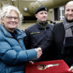Sprava dočasne poverený minister obrany SR Jaroslav Naď (OĽANO) preberá od ministerky obrany Spolkovej republiky Nemecko Christine Lambrechtovej symbolický kľúč od tanku Leopard 2A4.