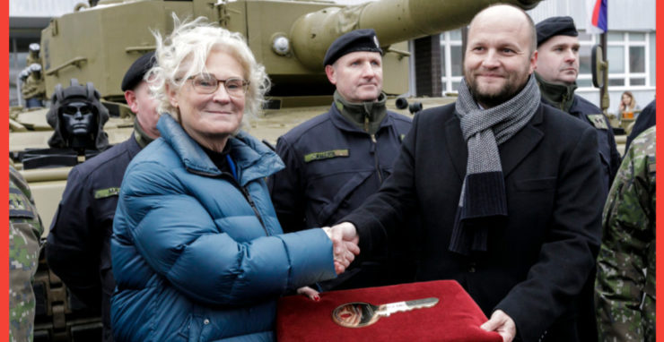 Sprava dočasne poverený minister obrany SR Jaroslav Naď (OĽANO) preberá od ministerky obrany Spolkovej republiky Nemecko Christine Lambrechtovej symbolický kľúč od tanku Leopard 2A4.