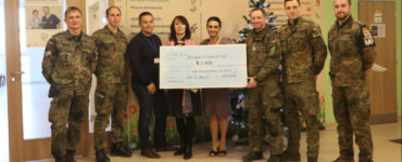 Vojaci z nemeckej Military Police a Medical Group vyzbierali v rámci kampane "Blue Light" 2.400 € za vlastnoručne pečené palacinky a kávu.