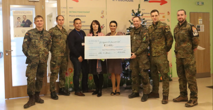 Vojaci z nemeckej Military Police a Medical Group vyzbierali v rámci kampane "Blue Light" 2.400 € za vlastnoručne pečené palacinky a kávu.