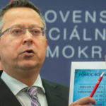 Podpredseda Smer-SD Ladislav Kamenický počas tlačovky v apríli 2022.