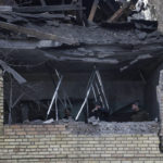 Muži kontrolujú materiálne škody na budove